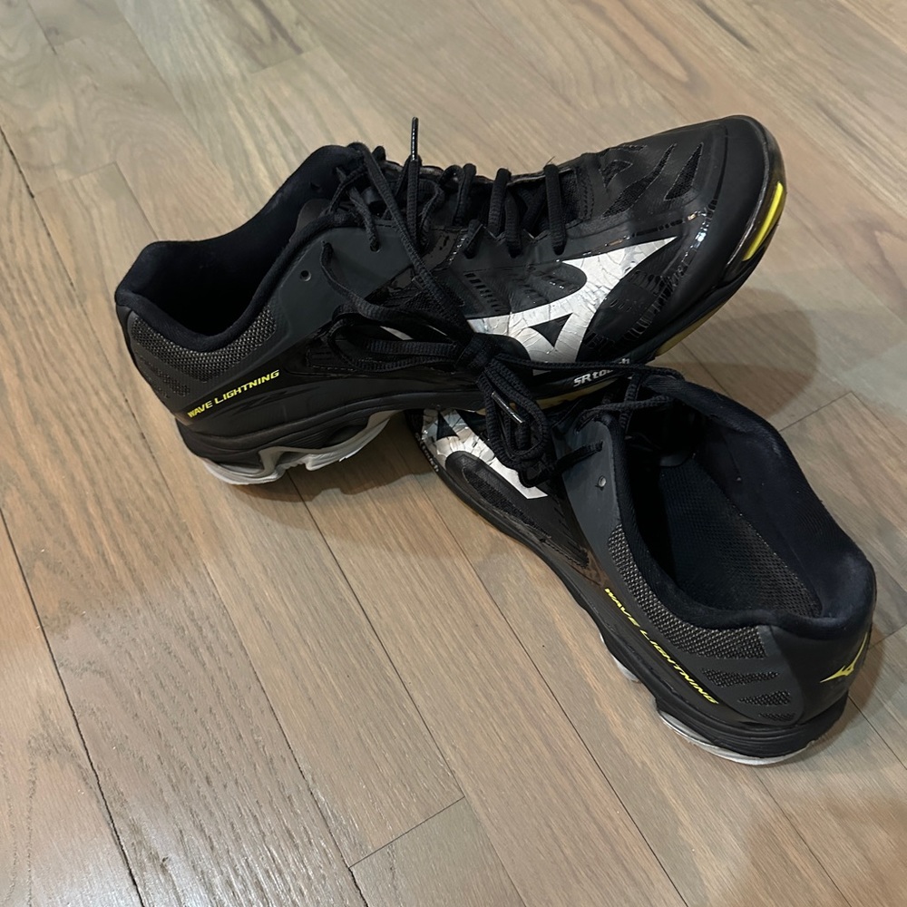 Men’s Mizuno volleyball shoes